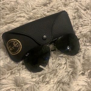 Black ray-ban aviators